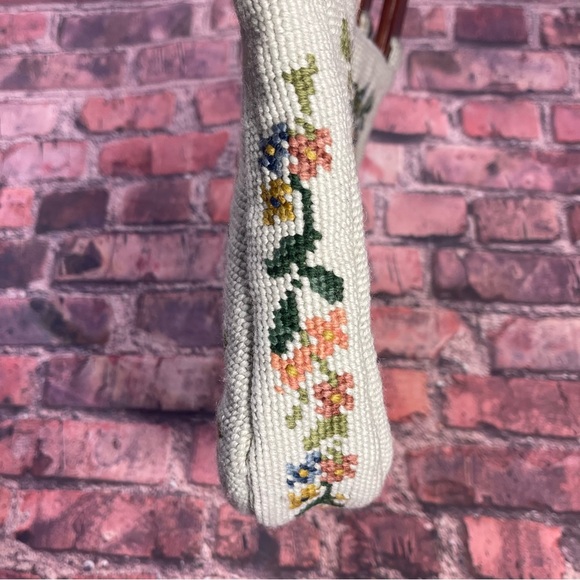 Vintage Handcrafted Floral Tapestry Handbag Needlepoint Cutch Bag Wooden Handle - Picture 3 of 14